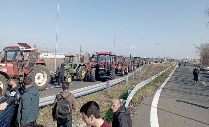 Στο μπλόκο στον κόμβο του Ε-65 και τα τρακτέρ από τα Φάρσαλα