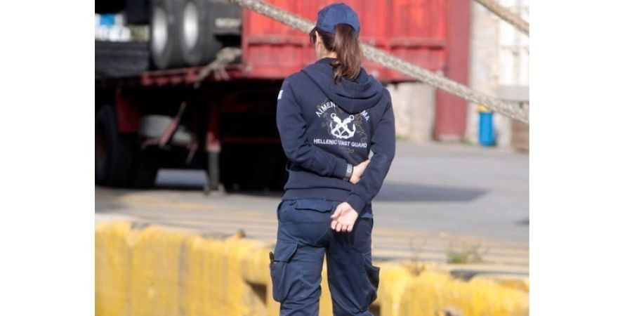 Δύο τραυματίες από την πρόσκρουση ταχυπλόου στα βράχια στη Βούλα Αττικής