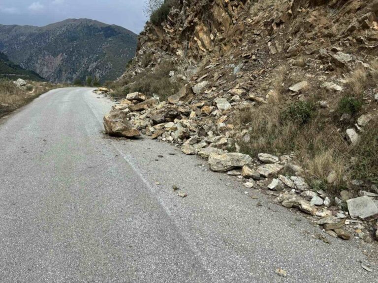 Αποκατάσταση βατότητας - άρση  καταπτώσεων οδικού δικτύου Αργιθέας