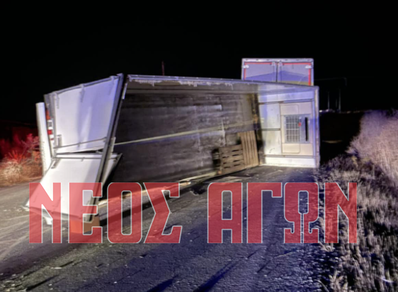 Τροχαίο με ανατροπή νταλίκας έξω από τους Γοργοβίτες (ΦΩΤΟ)