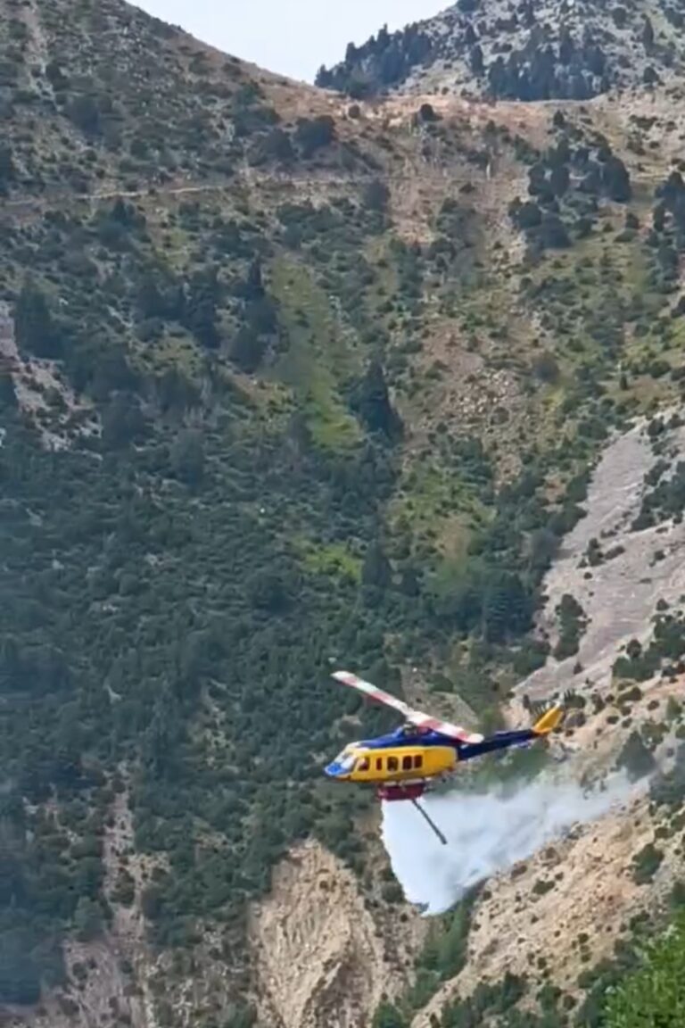 Φωτιά στα Κουμπουριανά: Σε εξέλιξη η επιχείρηση κατάσβεσης (ΦΩΤΟ), ρίψεις νερού από ελικόπτερο