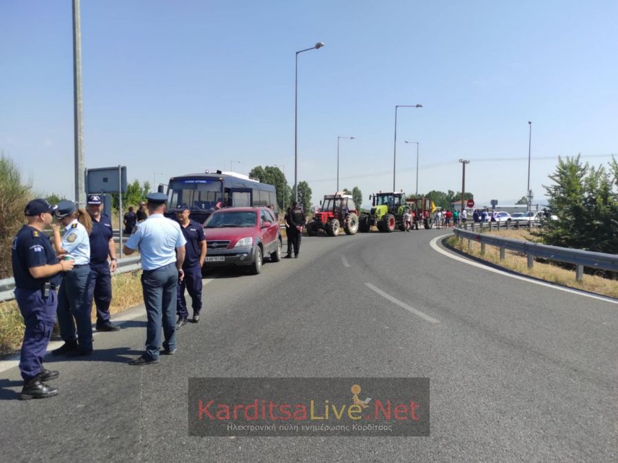 Κινητοποίηση αγροτών - κτηνοτρόφων σε εξέλιξη στον κόμβο του Ε-65 στην Καρδίτσα (+Φωτο +Βίντεο)