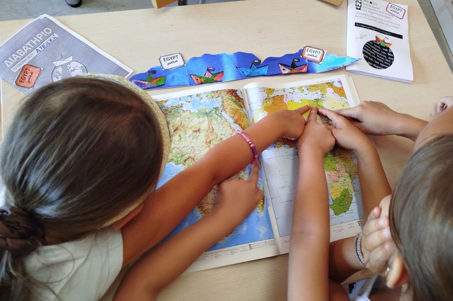 «Στη βιβλιοθήκη όλα είναι… μυθικά, παρα-μυθικά, θεϊκά και… κλιμακωτά διασκεδαστικά!!!»