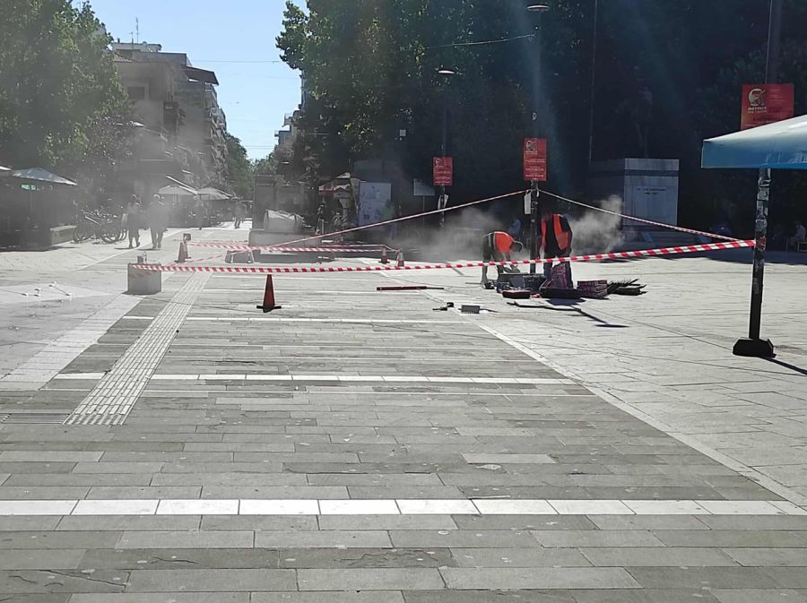 Αποκαθίστανται οι ζημιές στον πεζόδρομο της κεντρικής πλατείας