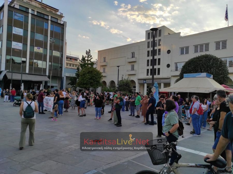 Συλλαλητήριο για τα Τέμπη στην κεντρική πλατεία της Καρδίτσας (+Φωτο +Βίντεο)