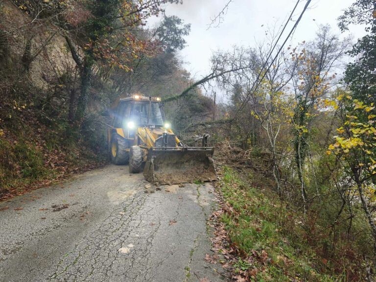 H κακοκαιρία Adel σαρώνει Ιόνιο και Ήπειρο: Ποτάμια υπερχείλισαν, κατέρρευσε πλαγιά στα Ιωάννινα – Σπίτια κρέμονται «από μία κλωστή»