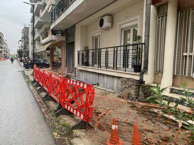 Εργασίες στο πεζοδρόμιο της Καποδιστρίου