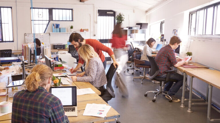 Πολυετές Πρόγραμμα 2026-2029: 148.500 νέες προσλήψεις στο Δημόσιο - Τι προβλέπει για μισθούς, συντάξεις και τιμές ως το 2029