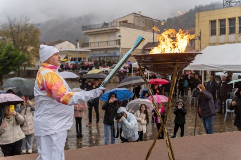 Με λαμπρότητα η υποδοχή της Ολυμπιακής Φλόγας στο Μουζάκι (ΦΩΤΟ)