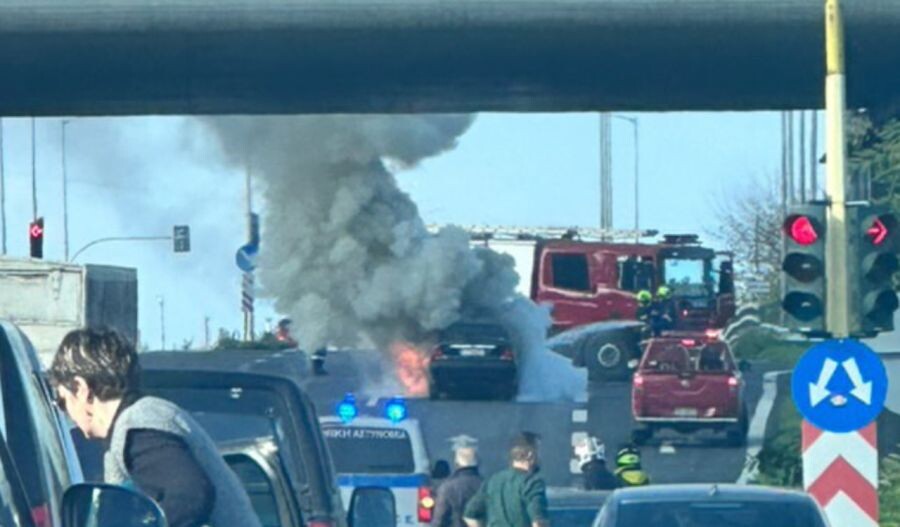 Λάρισα: Αυτοκίνητο τυλίχθηκε στις φλόγες στο τέρμα της οδού Βόλου