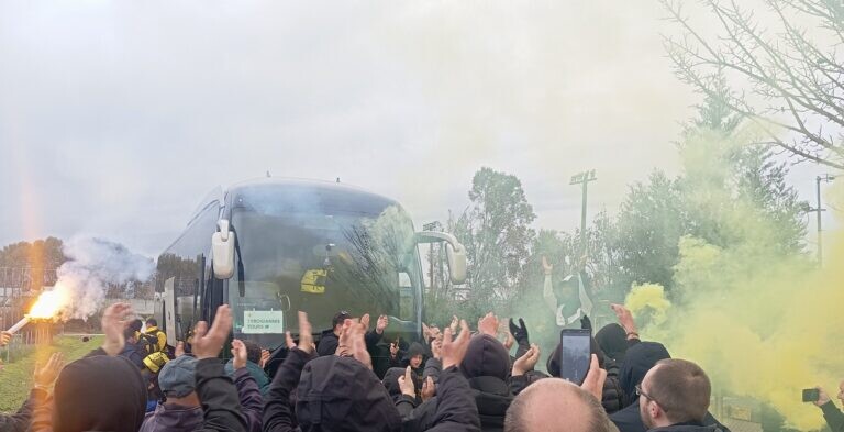 Μέσα σε αποθέωση από τον κόσμο της αναχώρησε η Αναγέννηση για τον Βόλο (video)