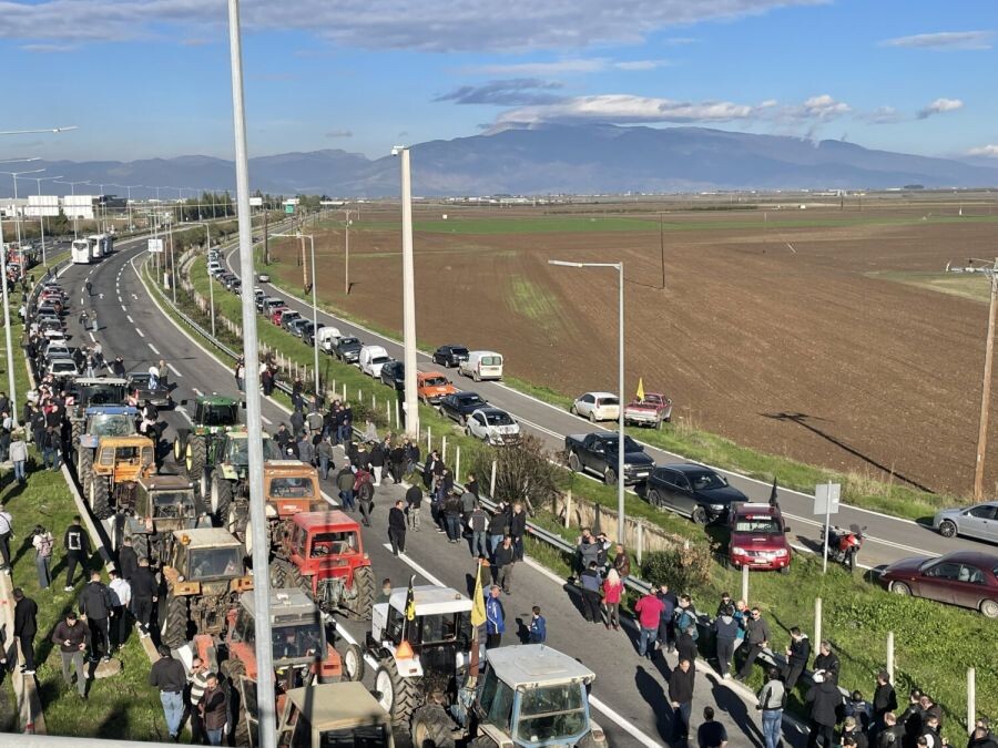 Νίκαια Λάρισας: Τα τρακτέρ ανέβηκαν στην Εθνική Οδό (+Βίντεο)