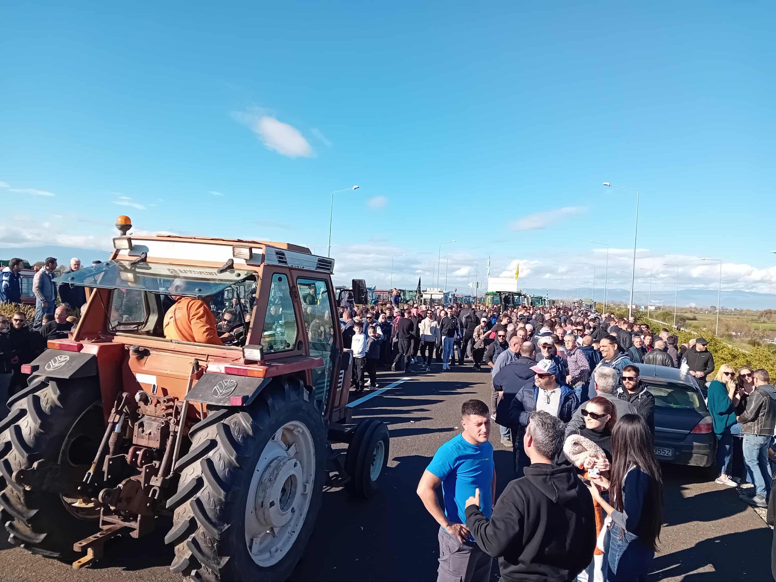 «Όλοι θα βγούμε στην εθνική οδό» λένε οι αγρότες της Καρδίτσας που έστησαν το μπλόκο πάνω στον Ε-65(φωτό+video)