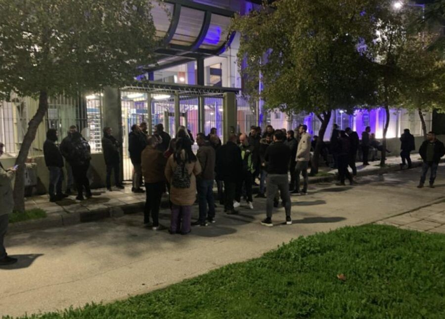 Διαμαρτυρία αγροτών από το μπλόκο της Νίκαιας στην Αστυνομική Διεύθυνση - Ζητούν την απελευθέρωση των τριών συλληφθέντων