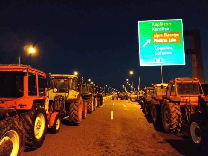 Οργανώνονται στο μπλόκο του Ε65 και δηλώνουν αποφασισμένοι να μείνουν όσο χρειαστεί οι αγρότες της Καρδίτσας