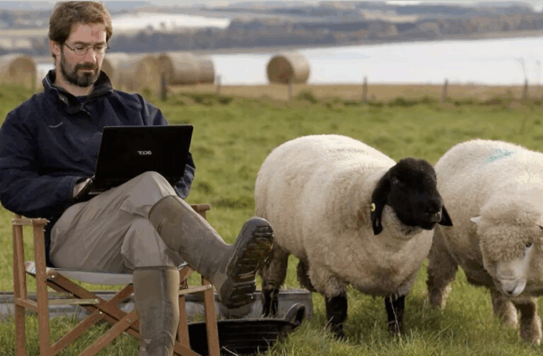 Δεξια  Το πρωί στο στάβλο και το βράδυ τηλεκπαίδευση  για να πληρωθεί η συνδεδεμένη