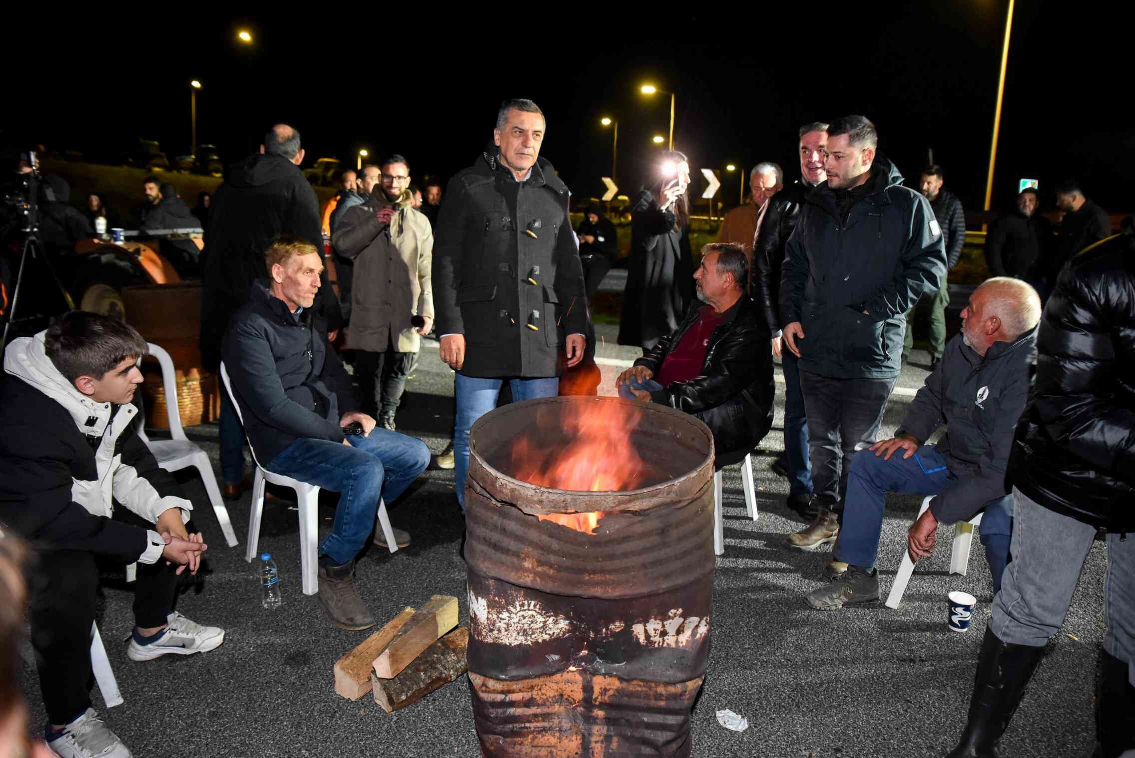 Ο Δημ. Κουρέτας με τους αγρότες της Νίκαιας: Την επόμενη φορά ας χτυπήσουν εμένα πρώτα  Ο Περιφερειάρχης βρέθηκε και σήμερα στο μπλόκο τη Νίκαιας  Τεράστιο πρόβλημα το κόστος παραγωγής , δικαιολογημένη η αγανάκτηση