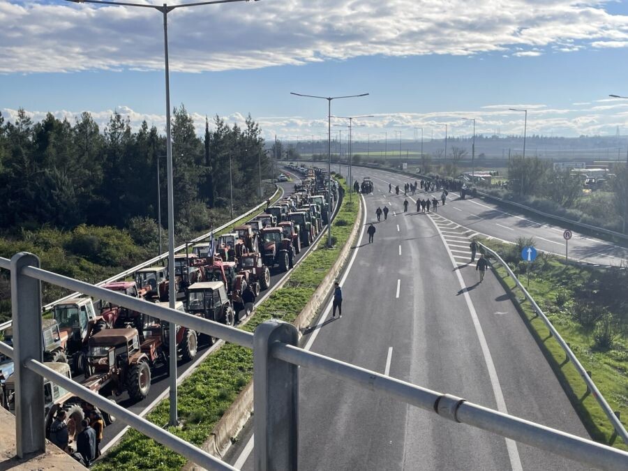 Ενισχύουν περαιτέρω το "μπλόκο" στη Νίκαια οι αγρότες - Γάλα θα μοιράσουν οι κτηνοτρόφοι στο κέντρο της Λάρισας