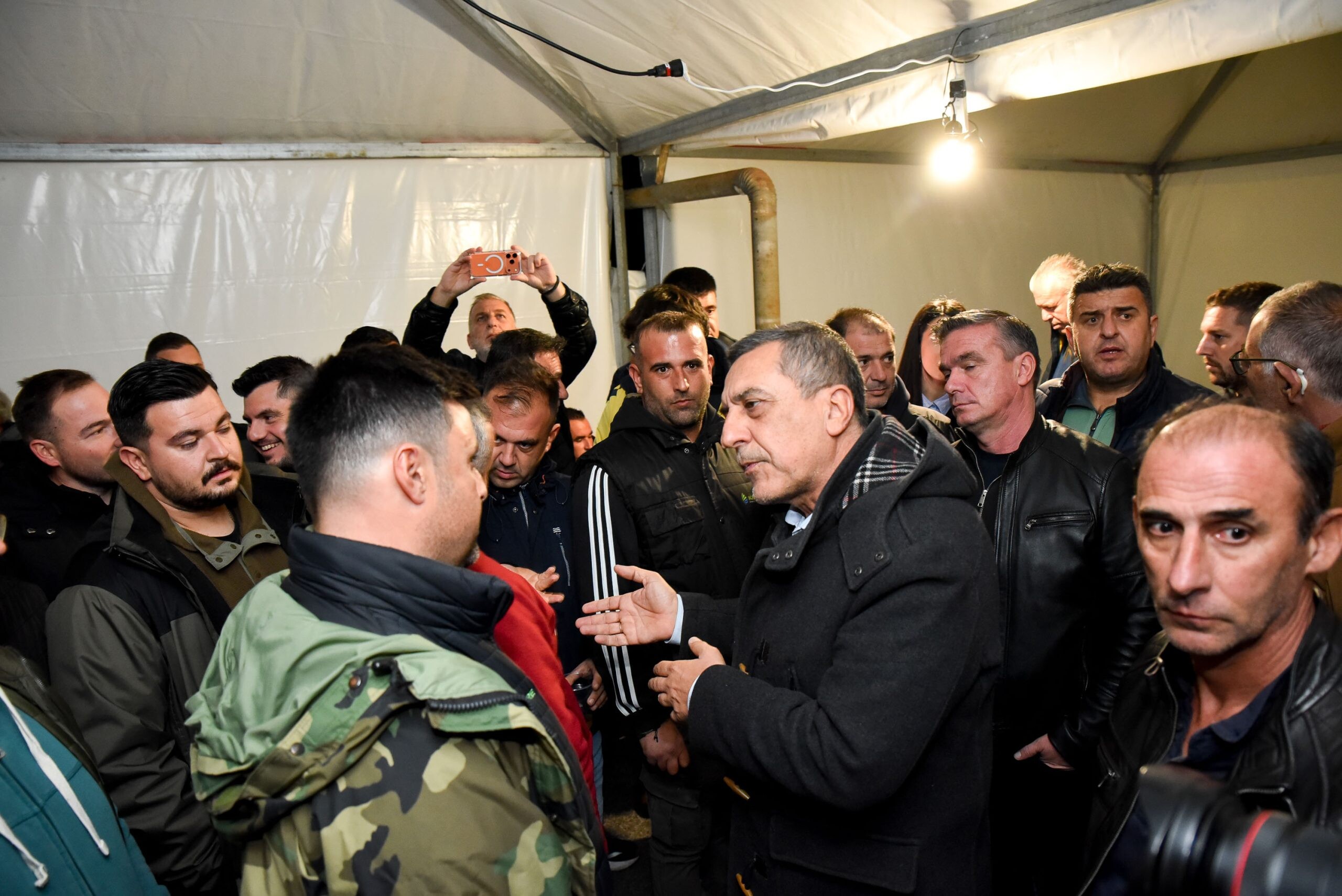 Ο Δημ. Κουρέτας με τους αγρότες της Νίκαιας: Την επόμενη φορά ας χτυπήσουν εμένα πρώτα