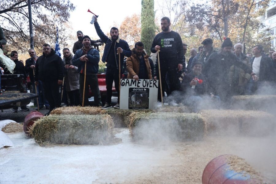 Οργή κτηνοτρόφων στη Λάρισα – Έχυσαν γάλα και πέταξαν ζωοτροφές μπροστά από το Δικαστικό Μέγαρο (+Βίντεο)