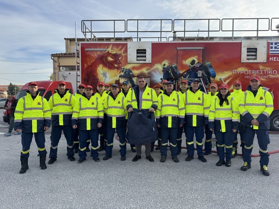 Παράδοση 250 μπουφάν στις Πυροσβεστικές Υπηρεσίες του Ν. Καρδίτσας από την Περιφέρεια