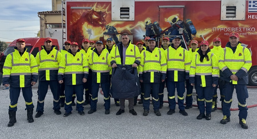 Παράδοση 250 μπουφάν στις Πυροσβεστικές Υπηρεσίες του Νομού Καρδίτσας από τον Αντιπεριφερειάρχη Καρδίτσας