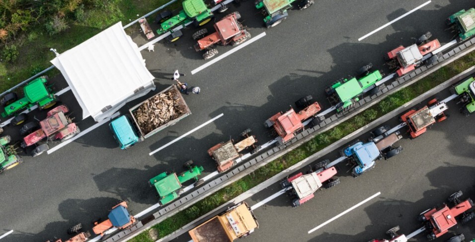 Αγροτικές κινητοποιήσεις: «Στρώνουν το χαλί» για επέμβαση της αστυνομίας στα μπλόκα των αγροτών;