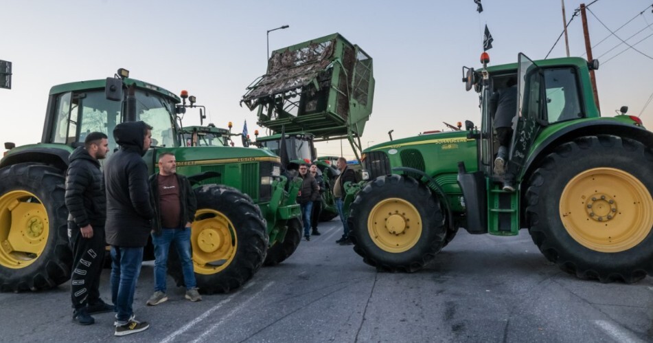 Αγρότες: Λάδι στη φωτιά από την κυβέρνηση - Αντί να δώσει λύσεις στρώνει το… χαλί για πρόστιμα στα μπλόκα