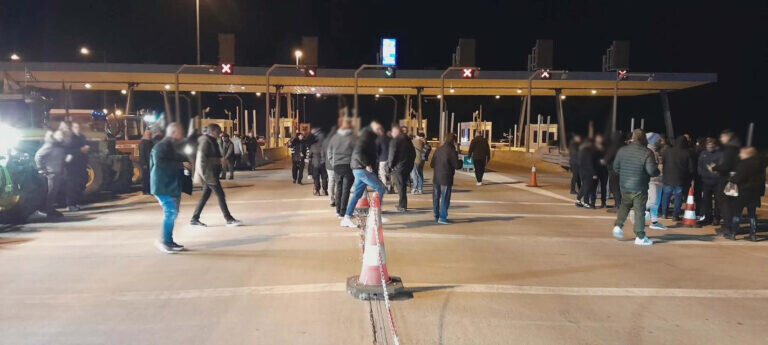 Σήκωσαν ξανά τις μπάρες στα διόδια των Σοφάδων οι αγρότες από το μπλόκο