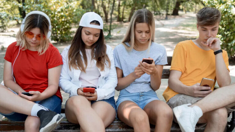 Γαλλία: Απαγόρευση των social media σε παιδιά κάτω των 15 ετών από το 2026