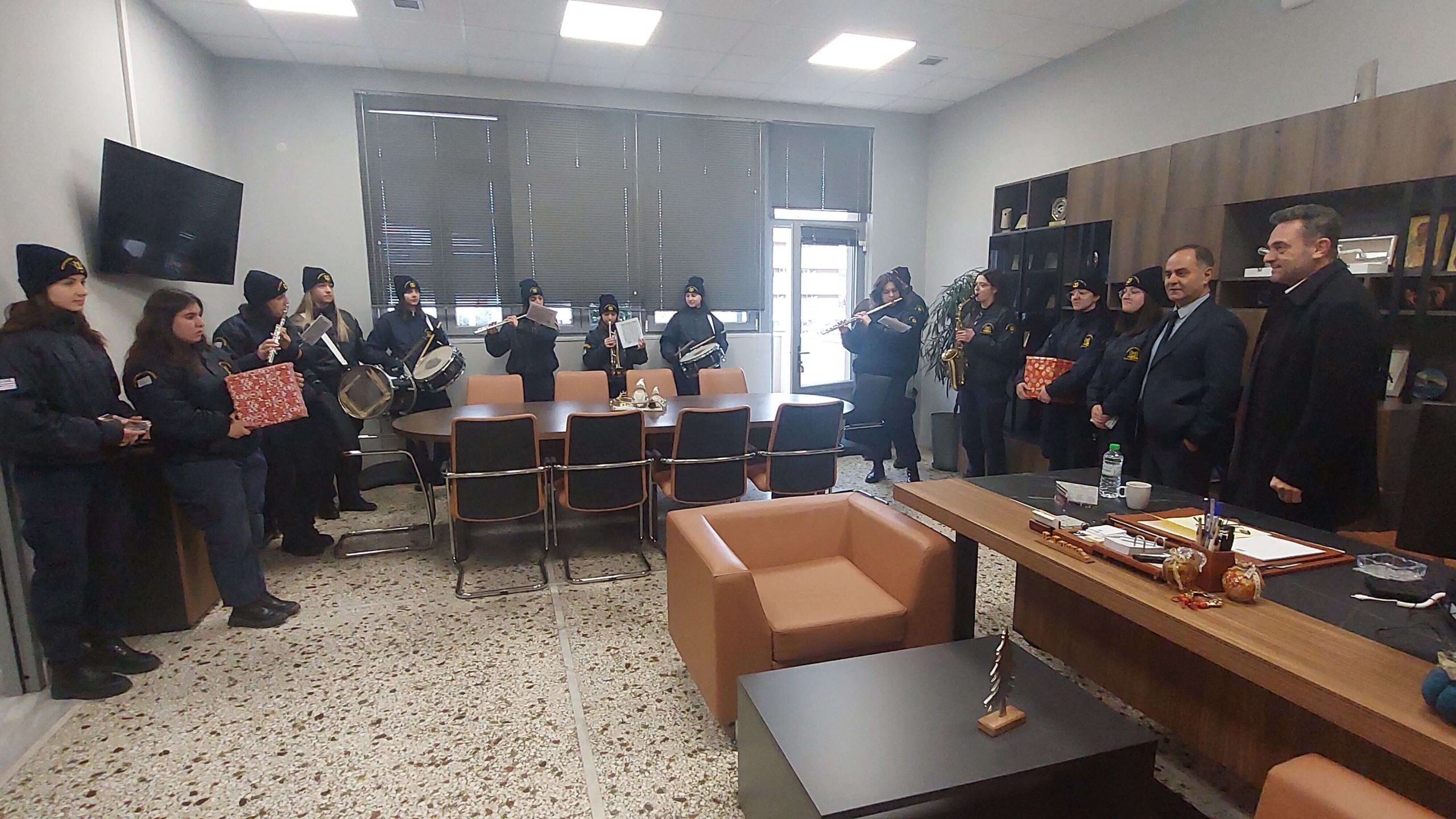 Τα παραδοσιακά κάλαντα στον Δήμαρχο Καρδίτσας κ. Βασίλη Τσιάκο