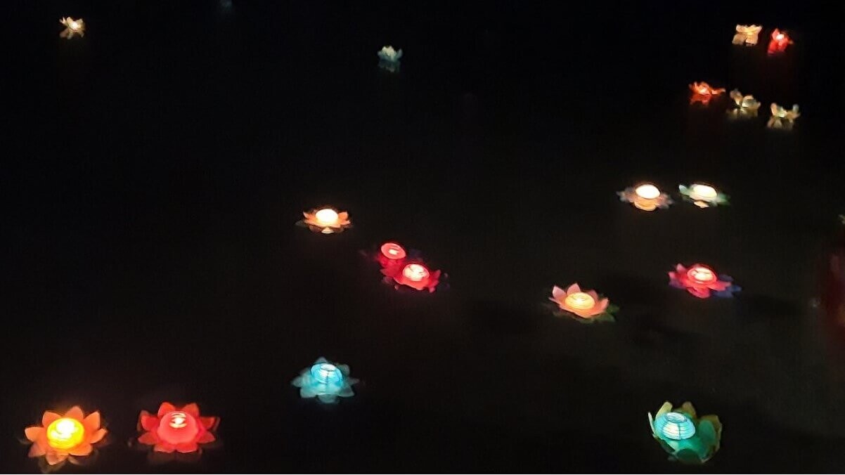 Φως και ευχές στη λίμνη Πλαστήρα για τον ερχομό του Νέου Χρόνου».