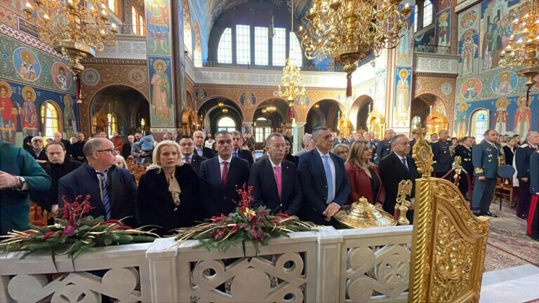 Με λαμπρότητα και παρουσία των αρχών η πανηγυρική θεία λειτουργία για το νέο έτος στον Άγιο Αχίλλιο (ΦΩΤΟ)