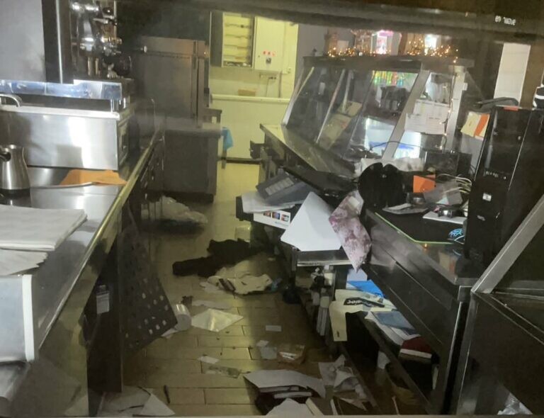 Βόλος: Διέρρηξαν κατάστημα εστίασης στην Ιάσονος, σπάσανε την βιτρίνα