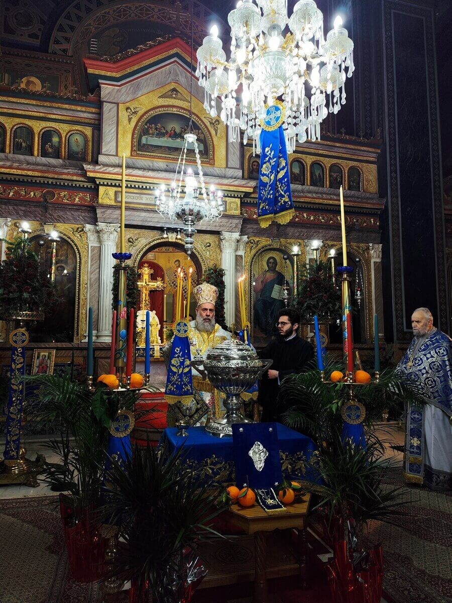 Με λαμπρότητα τα Άγια Θεοφάνεια στην Καρδίτσα και το μήνυμα του Θείου Φωτισμού από τον Μητροπολίτη κ. Τιμόθεο