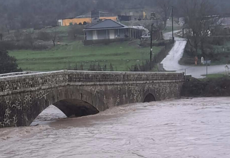 Τοπικά προβλήματα με υπερχείλιση του Αχελώου δίπλα τη γέφυρα Καταφυλλίου-Αυλακίου