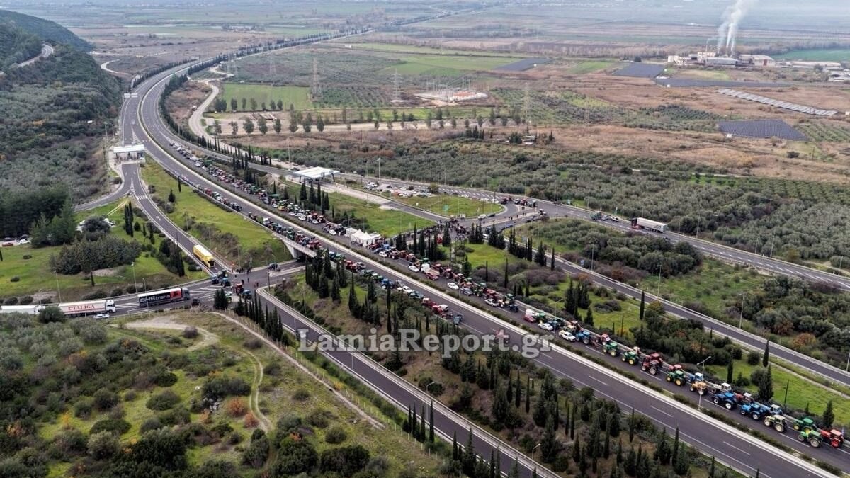 Λαμία: Οι αγρότες «κόβουν» τη χώρα στα δύο στον κόμβο του Μπράλου - Δύσκολο το επόμενο 48ωρο