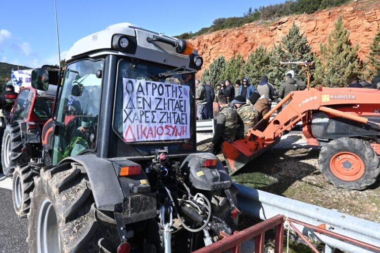 Ποιοι είναι οι άνθρωποι πίσω από τα τρακτέρ: Μειώνονται σε αριθμό, «γκριζάρουν» σε ηλικία οι Έλληνες αγρότες