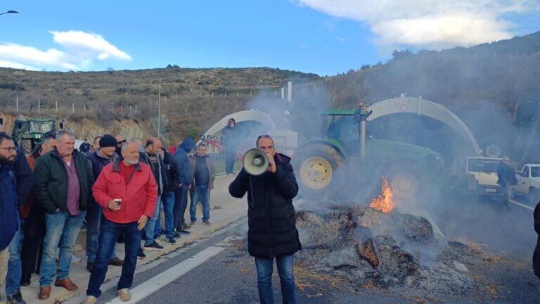 Ζητούν 25 εκπροσώπους μπλόκων αντί 20 στο ραντεβού με Μητσοτάκη οι αγροτοσυνδικαλιστές, στον «αέρα» η συνάντηση