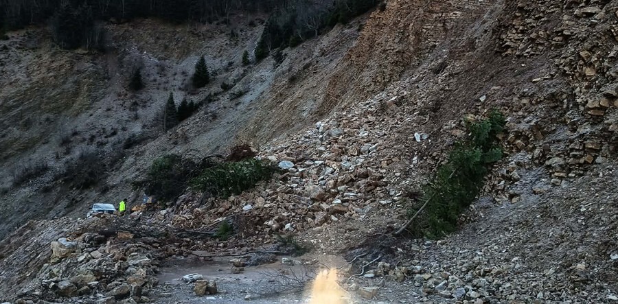 Διακοπή κυκλοφορίας στον δρόμο Καρυά – Κουμπουριανά λόγω κατολίσθησης!