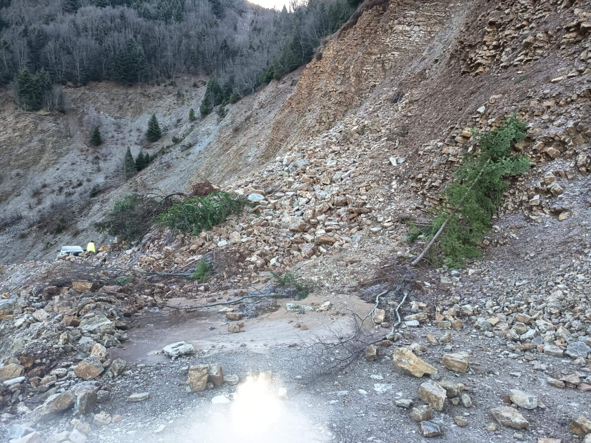 Διακοπή κυκλοφορίας στον δρόμο Καρυά – Κουμπουριανά λόγω κατολίσθησης!