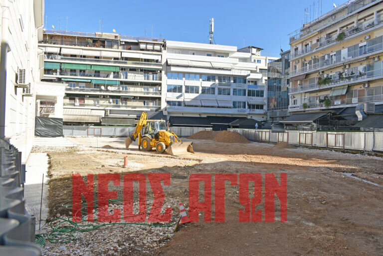 Άρχισαν ξανά οι εργασίες στην πλατεία Δικαστηρίων
