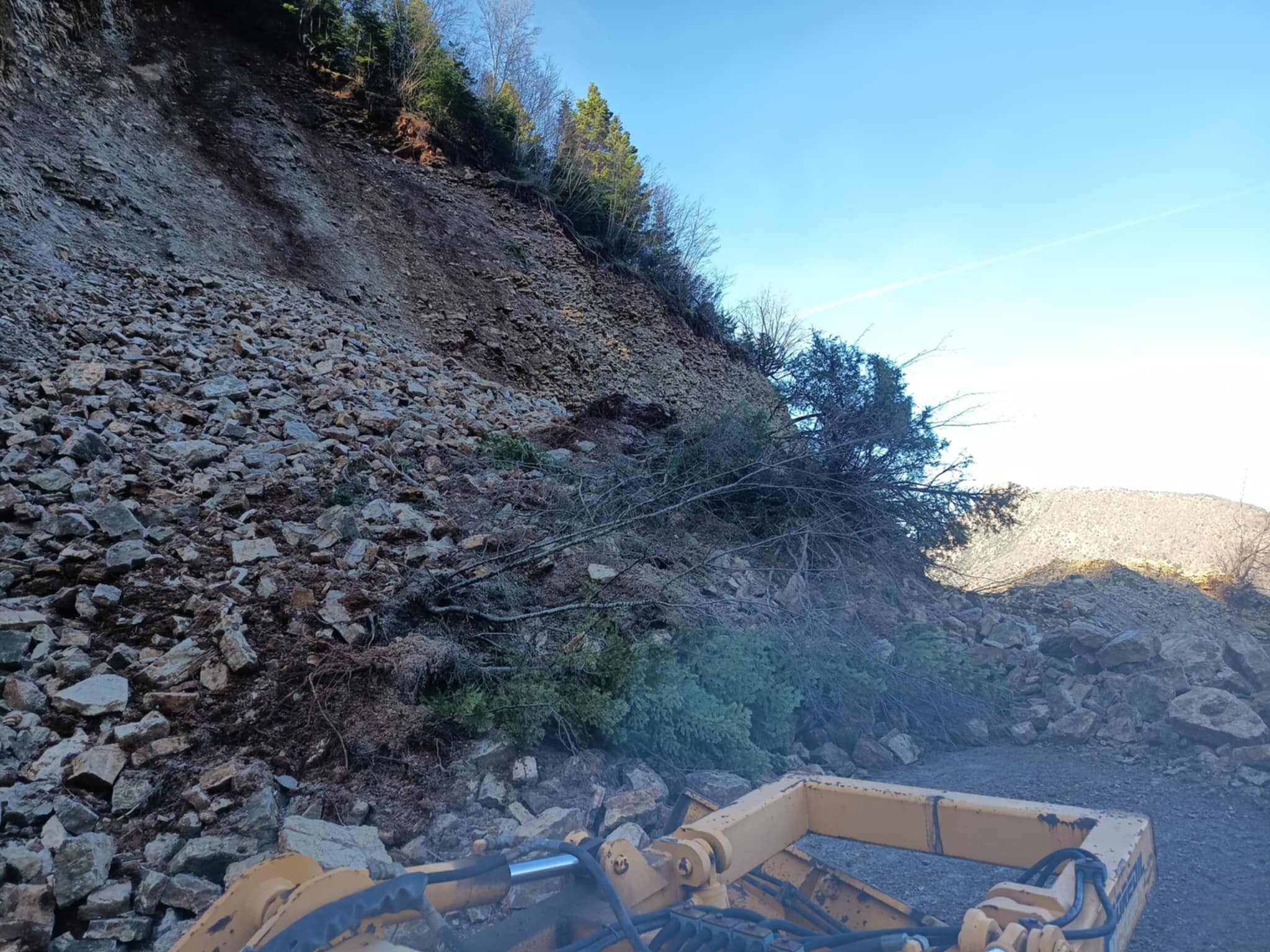 Διακοπή κυκλοφορίας στον δρόμο Καρυά – Κουμπουριανά λόγω κατολίσθησης!