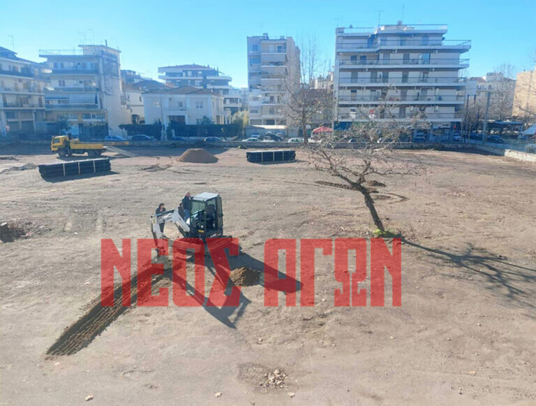 Άρχισαν ξανά οι εργασίες για την ανάπλαση του περιβάλλοντα χώρου στο Δημαρχείο Καρδίτσας