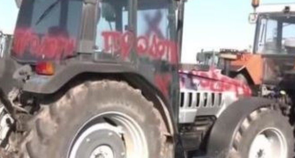 Μηνύσεις από τους αγρότες για τον βανδαλισμό στα τρακτέρ τους