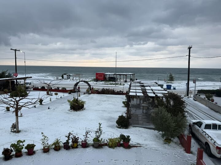 Χιόνι στα ορεινά και ημιορεινά του Δήμου Αγιάς και επιλεκτικά στα παράλια (ΦΩΤΟ)