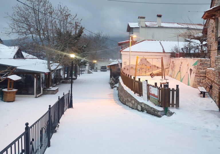Χιονίζει στη Σπηλιά Κισσάβου – Στους 5 πόντους το χιόνι, στους -2°C η θερμοκρασία (ΦΩΤΟ)