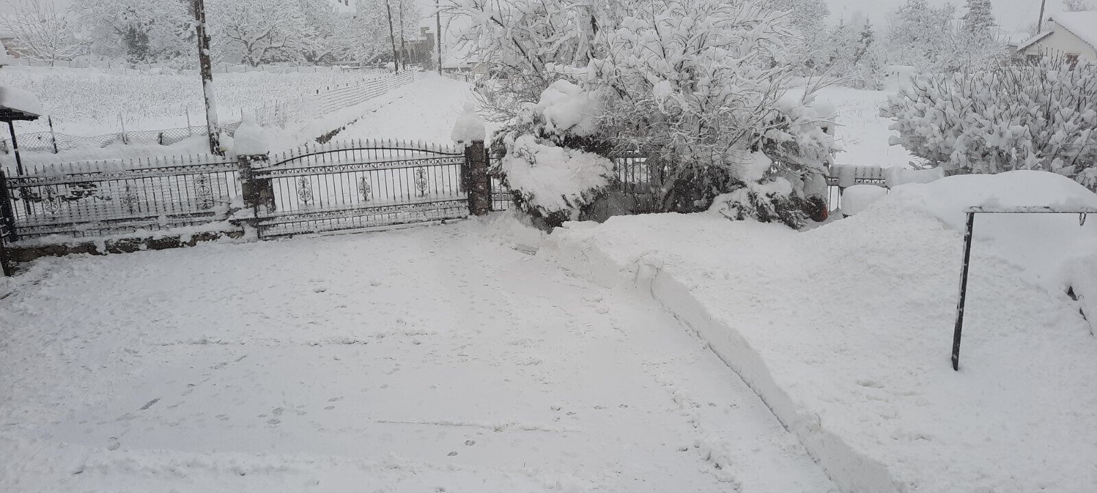 «Στα λευκά τα Καλύβια Πεζούλας: Ξεπέρασε το μισό μέτρο το χιόνι»+VIDEO