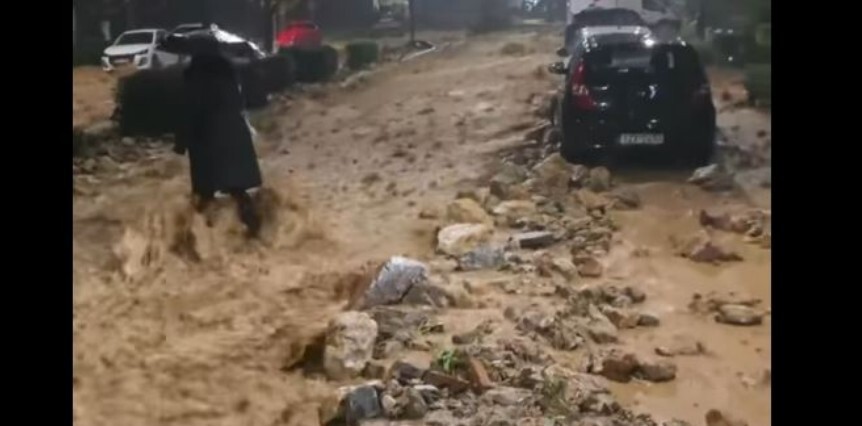 Γυναίκα νεκρή στην Ανω Γλυφάδα, παρασύρθηκε από τα νερά και εγκλωβίστηκε κάτω από αυτοκίνητο