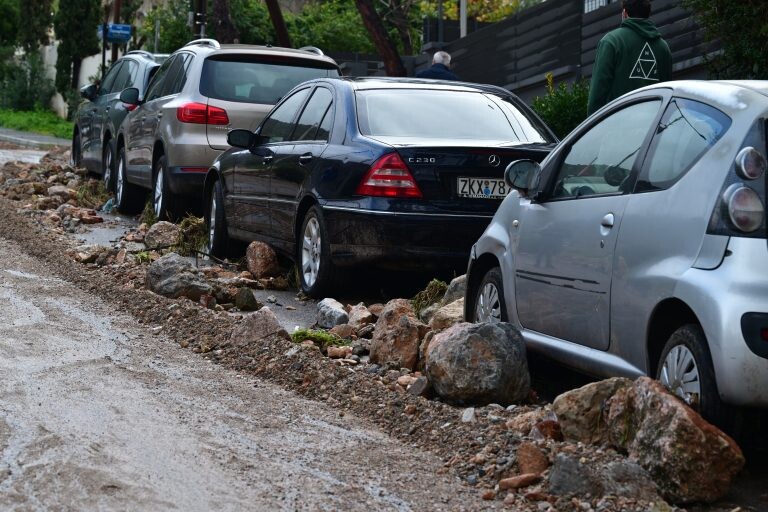Το χρονικό της τραγωδίας στην Άνω Γλυφάδα – Βίντεο ντοκουμέντο από τη στιγμή του απεγκλωβισμού της 56χρονης